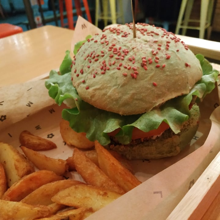 photo of Flower Burger Elf Burger shared by @elenagobbo on  04 Dec 2021 - review