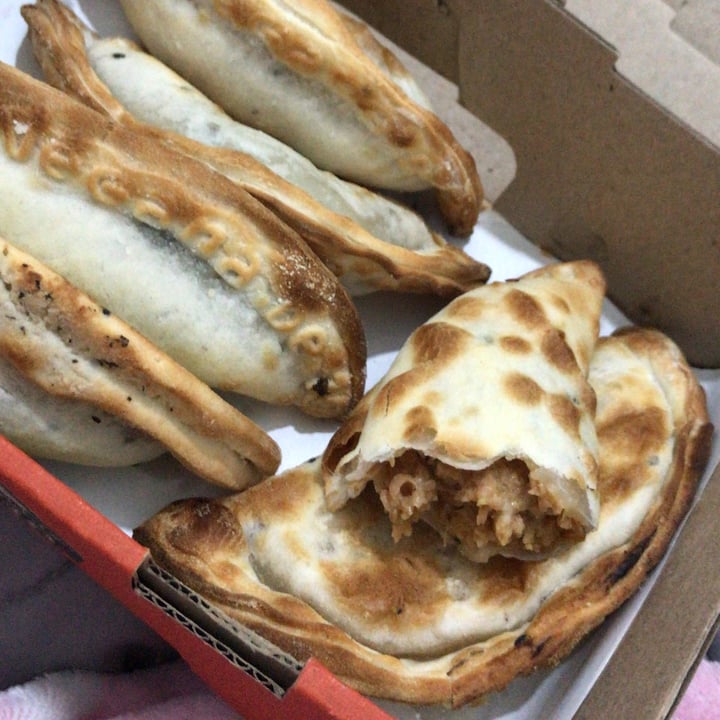 photo of Empanadas de 10 empanada sabor hamburguesa vegana shared by @vegankity on  12 Aug 2021 - review