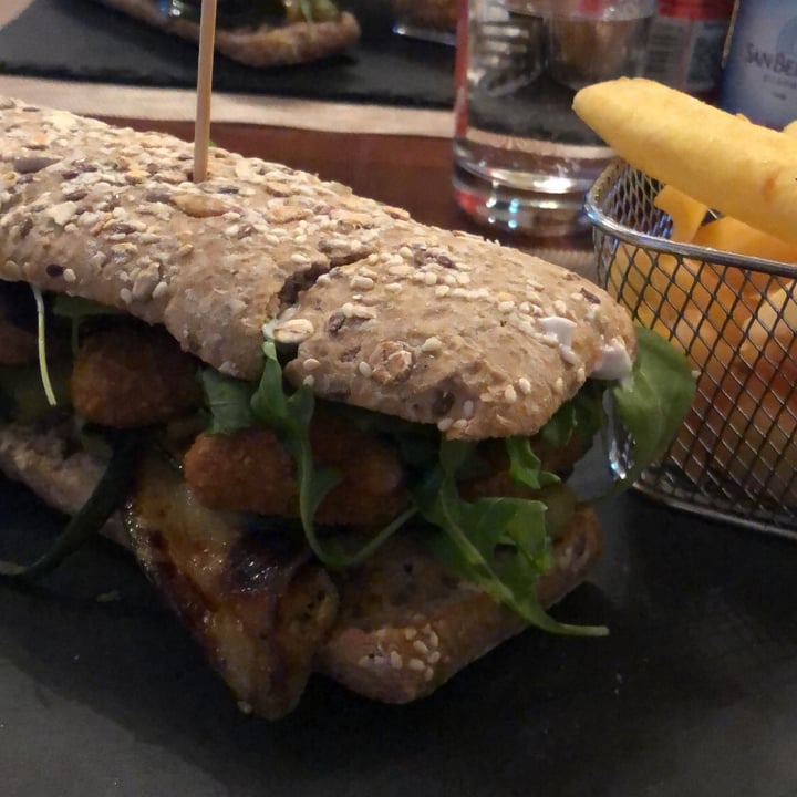 photo of Il Varieté, Bergamo - Birreria artigianale, burger vegetariani e vegani, aperitivi e musica dal vivo. Panino Con Vegan Nuggets shared by @nasmix on  01 Nov 2021 - review