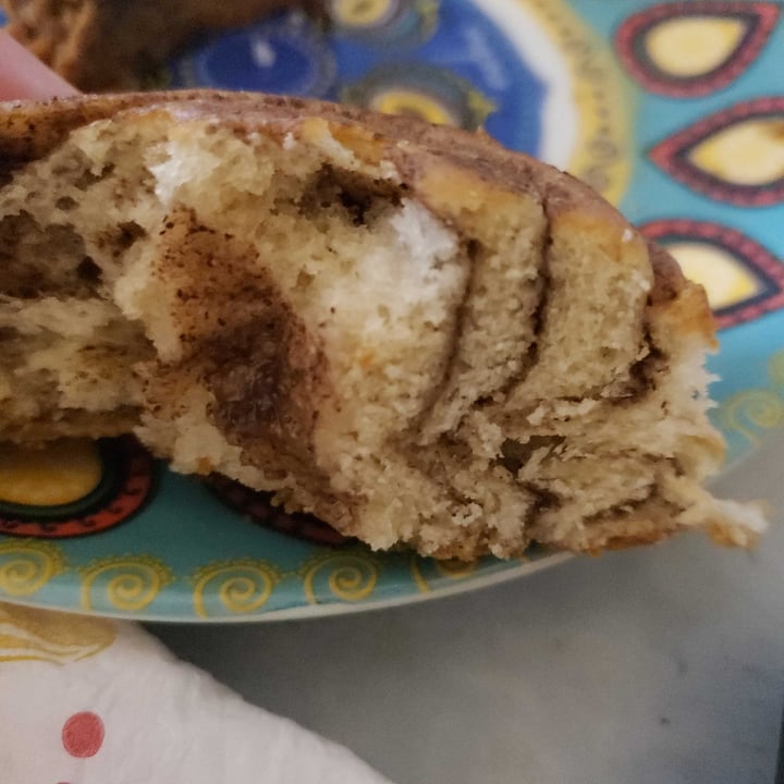 photo of JU Vegano cinnamon  roll shared by @lucianah on  23 Apr 2021 - review