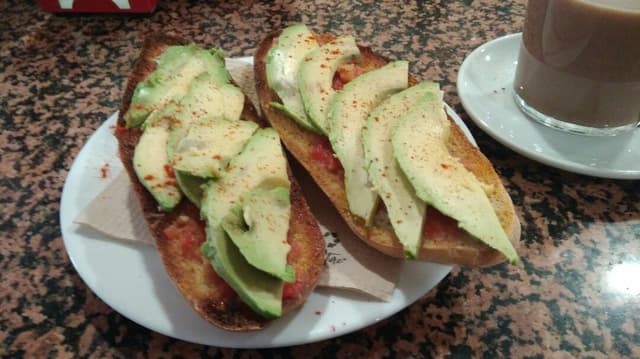 Photo of the dish “Tostada con tomate y aguacate”