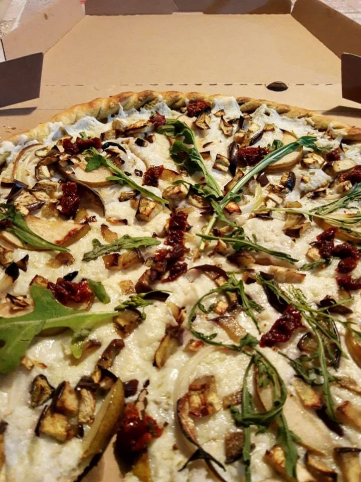 photo of Veggino's Pizza Pizza mediterránea shared by @dodyblake on  05 Apr 2020 - review
