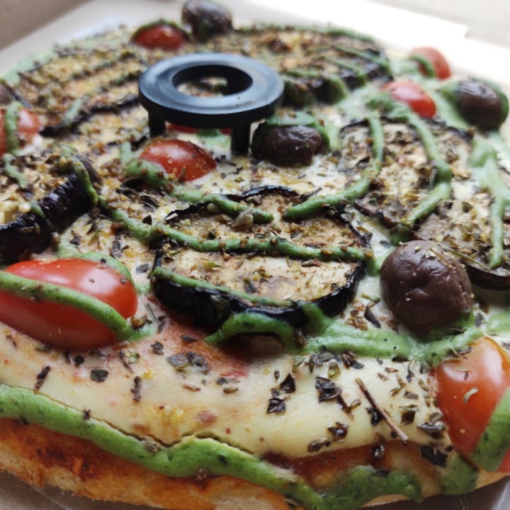 photo of Veganius Pizza De Quesofu, Tomates Cherry, Aceitunas Negras Y Berenjenas shared by @ximo on  04 Dec 2020 - review