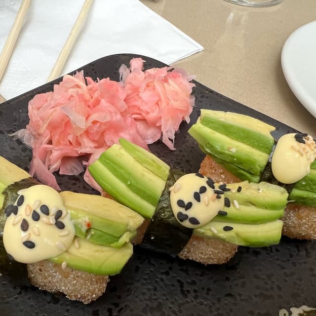 「crispy avo nigiri」の料理の写真