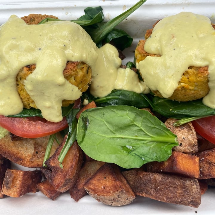 photo of Cleveland Vegan Benedict Breakfast Plate shared by @mariajamison on  06 Apr 2022 - review