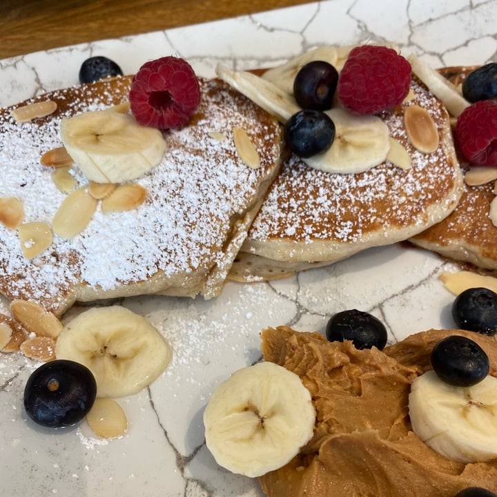 photo of Barösta Kaffeerösterei pancakes with peanutbutter And Banana shared by @lanastweet on  12 Oct 2022 - review