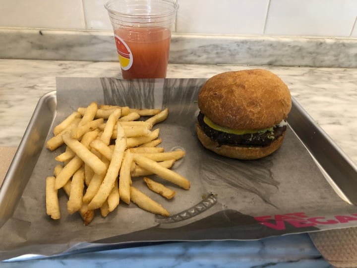 photo of Fat Vegan Combo Hamburguesa Pancho Vegan shared by @almarrhe on  20 Dec 2019 - review