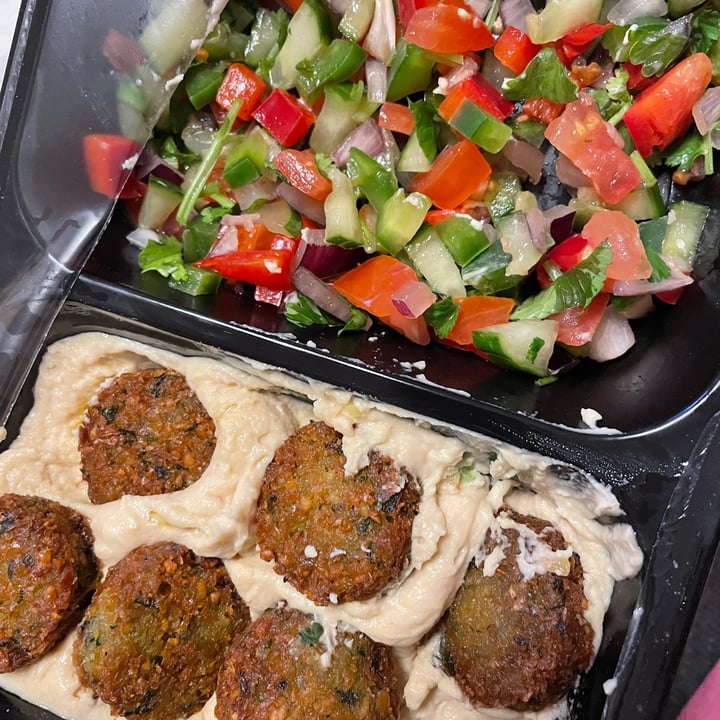 photo of 021 Pizza Falafelteller Mit Hummus Und Salat shared by @weganerin on  28 Apr 2021 - review