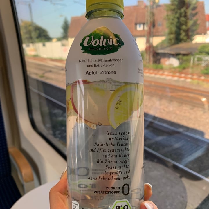 review photo of Volvic Volvic essence Apfel-Zitrone shared by @veggiegoesvegan on 09 Sep 2021 - review