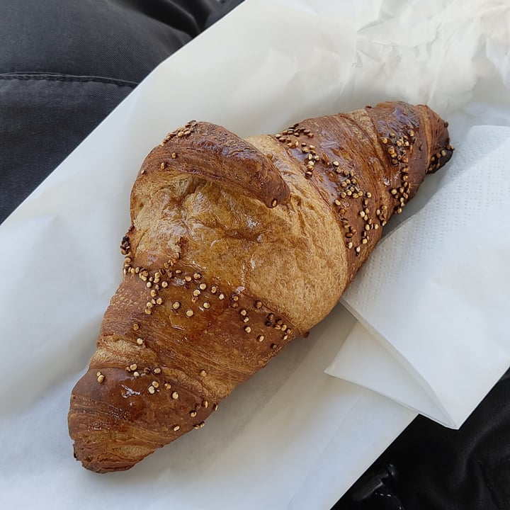 review photo of Pasticceria Romana 1970 cornetto vegan shared by @erisdelarge on 18 May 2022 - review