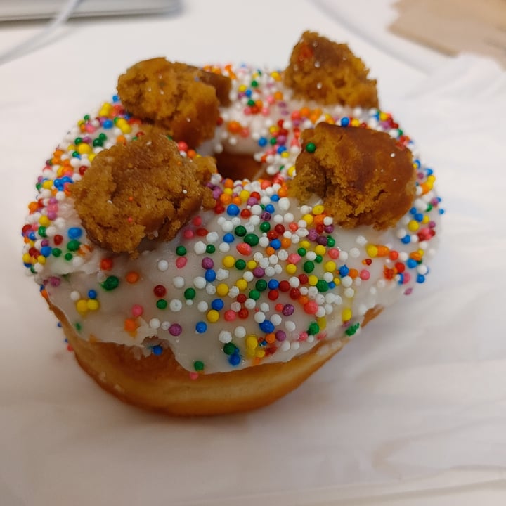 photo of bloomer's on Queen Birthday Cake Donut shared by @xvxq on  23 Oct 2020 - review