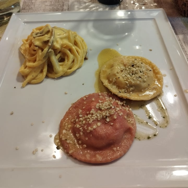 photo of Ristorante Vegano Biologico La Lanterna Bis di primi: Bigoli alla Carbonalra vegetale e Ravioli bicolore ripieni di parmigiana di melanzane su crema di basilico e semi di canapa shared by @giuliaaromano on  25 Sep 2022 - review