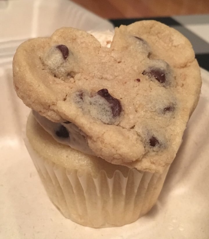 photo of Vegan East Chocolate chip cookie dough cupcake shared by @katiewink on  20 Mar 2019 - review