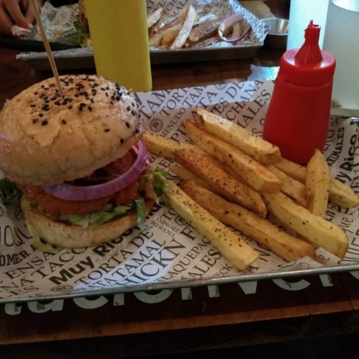 photo of Revolucion Verde Chickn free burger shared by @elvagovegan on  30 Apr 2022 - review