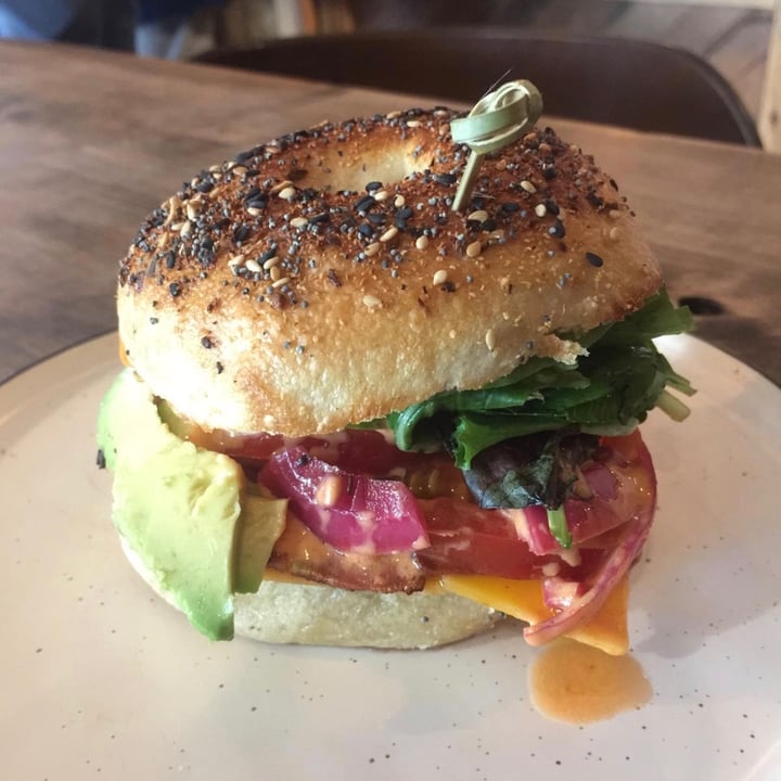 photo of Bite Me Café Bagel Con Tofu, Fake-bacon, Fake-cheese, Aguacate shared by @mud on  04 Mar 2020 - review