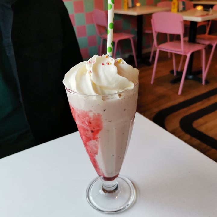 photo of Deer Mama Vegan Mylk & Burger Bar Strawberry Milkshake shared by @nikkibasson on  27 Aug 2022 - review