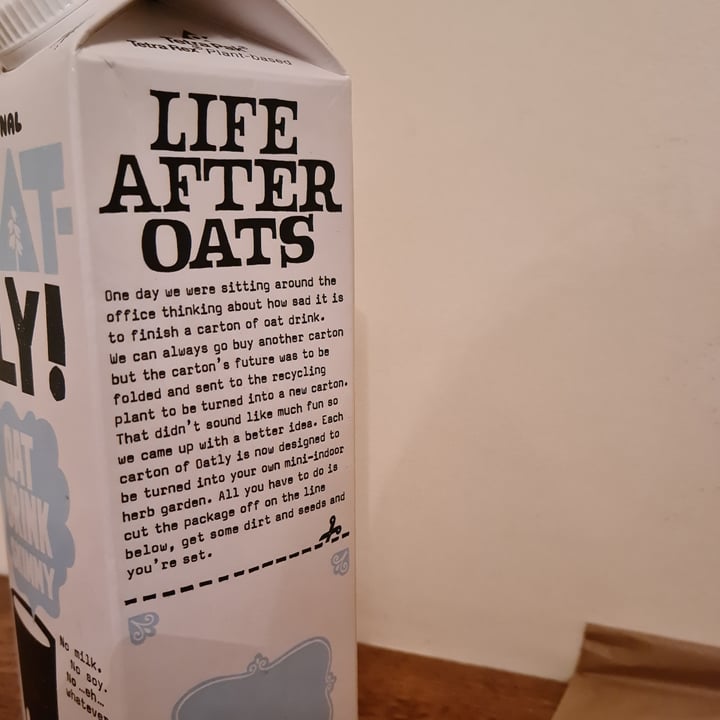 photo of Oatly Oat drink skinny shared by @char10ttecssn on  04 Apr 2022 - review