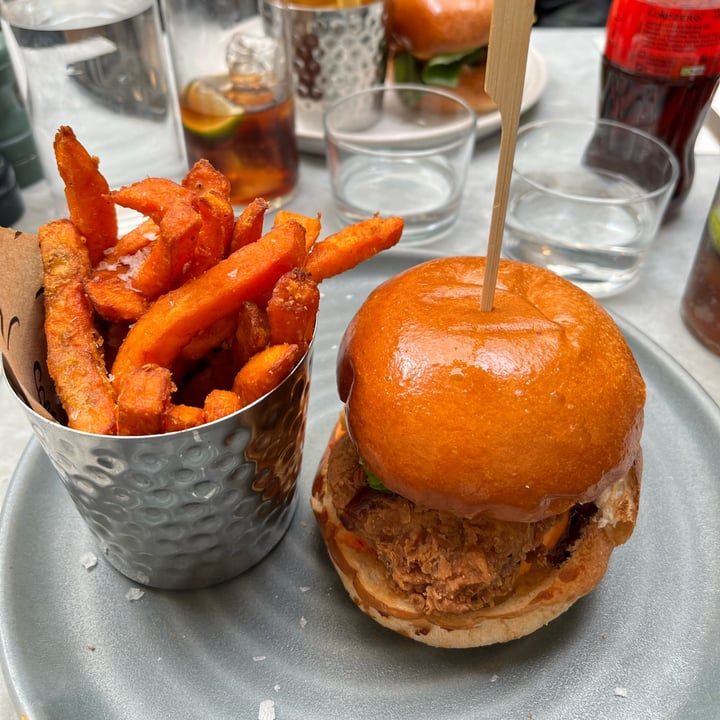 review photo of Mildreds Soho Korean fried chick’n* burger, kimchi, fragrant herb mix, gochujang mayo shared by @kojika on 14 May 2022 - review