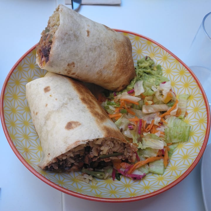 photo of OrganiQ Sant Cugat Burrito vegano shared by @viajeracronica on  21 Jun 2020 - review