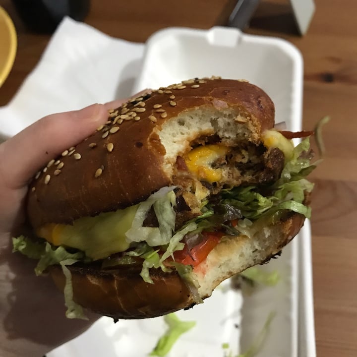photo of Belzepub BBQ Bacon Burger shared by @clondon on  05 Jan 2021 - review