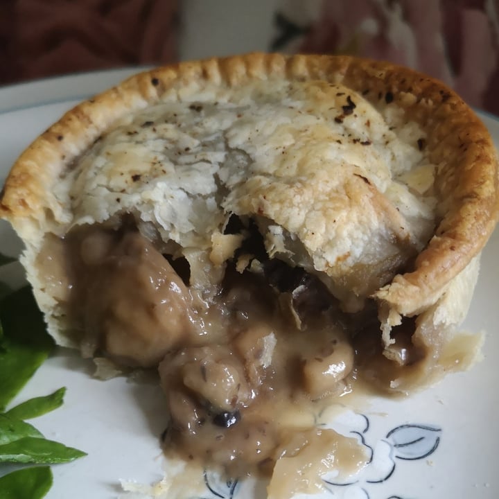 photo of Young Vegans Pie Shop Mushroom Stroganoff Pie shared by @sweetsoy on  01 Aug 2020 - review