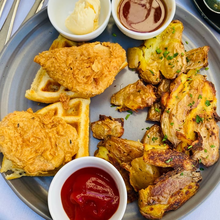 photo of Crossroads Kitchen Chicken and Waffles shared by @rocknrolldogmom on  30 Jun 2021 - review