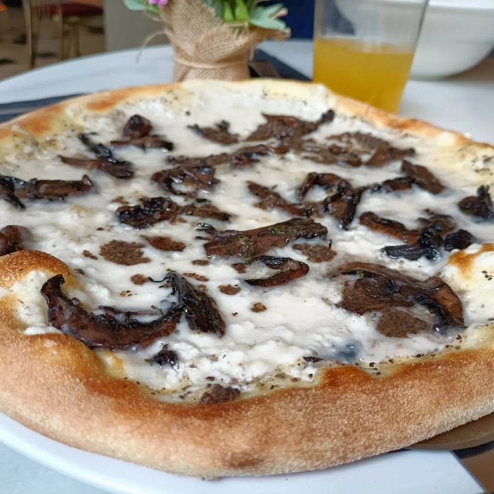 review photo of Choose Ristorante Naturale Pizza tartufo shared by @grumpyvegan on 06 Mar 2022 - review