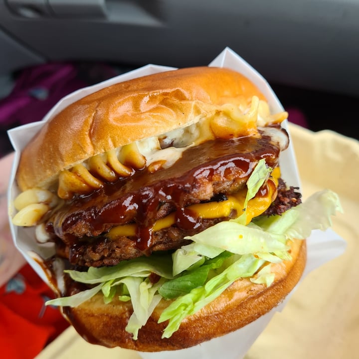 photo of Veggie Grill Double BBQ Mac Burger shared by @sofihuasteca on  11 Jan 2022 - review