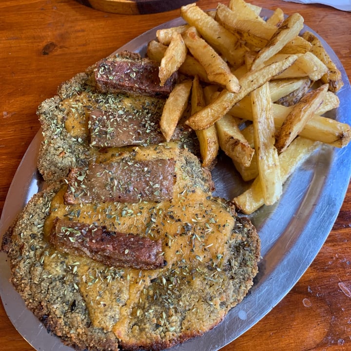 photo of La Reverde Parrillita Vegana Milanesa Con Cheddar Y Panceta shared by @santidg on  13 Nov 2021 - review