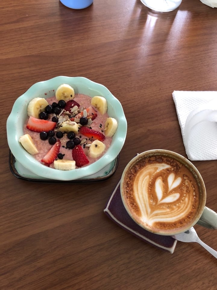 photo of RGB Coffee at the Bean Hive Pink Oatmeal shared by @nadiahfakh on  08 Oct 2019 - review