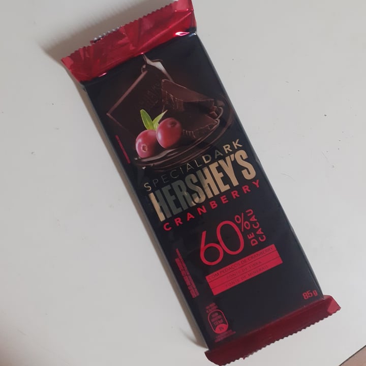 photo of Hershey's special dark 60% de cacau de cranberry shared by @lorenaavegana on  25 Apr 2022 - review
