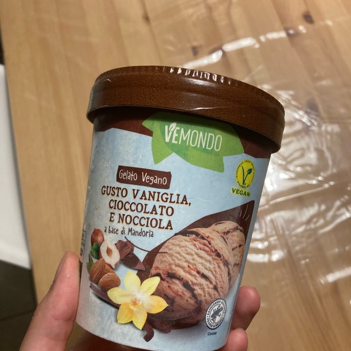 photo of Vemondo Gelato Vegano Vaniglia Cioccolato e Nocciola shared by @shantim on  04 Jun 2022 - review