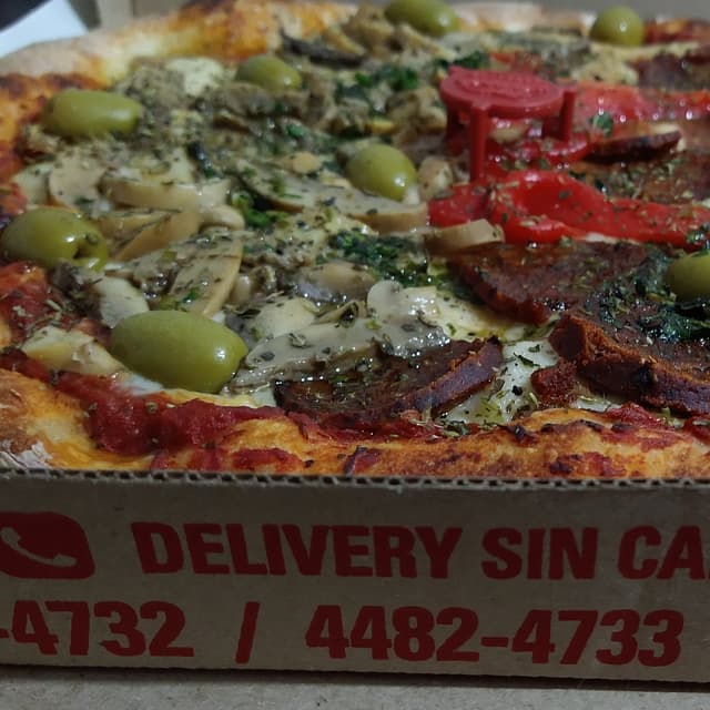 Photo of the dish “Pizza vegana mitad champiñones y calabresa”