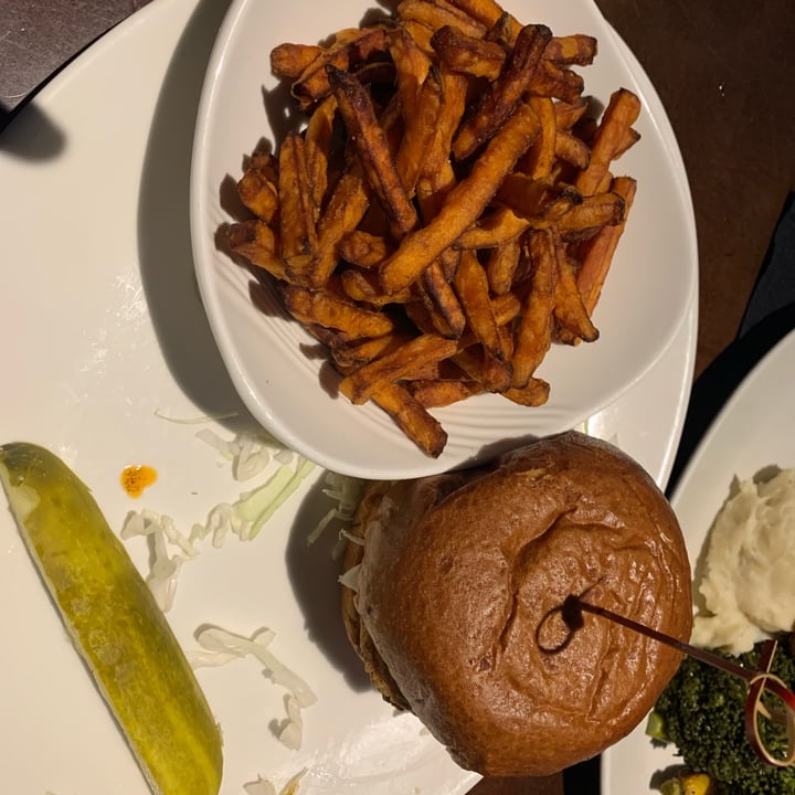 photo of Yard House gardein spicy chicken sandwich shared by @mattfara50 on  28 Jul 2022 - review