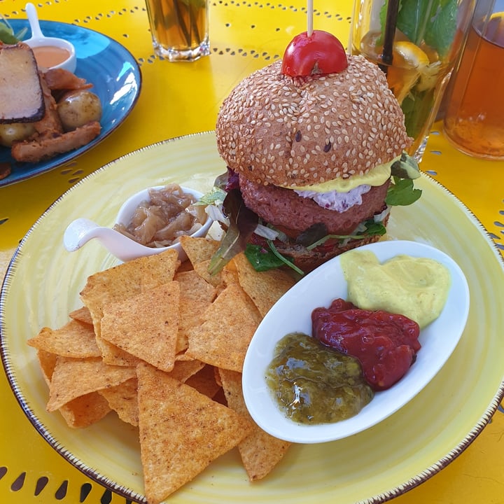 photo of Harvest Café-Bistrot Beyond Burger shared by @janaplantpowered on  28 Aug 2020 - review