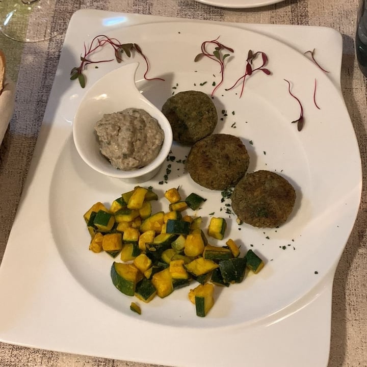 photo of Ristorante Vegano Biologico La Lanterna Frittelle di riso alla melissa con babaganush di melanzane e zucchine alla curcuma shared by @giuliaaromano on  25 Sep 2022 - review