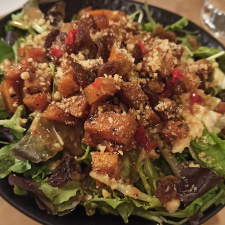 photo of The Vegan Vandal Green salad with pumpkin shared by @aillia on  11 Mar 2022 - review