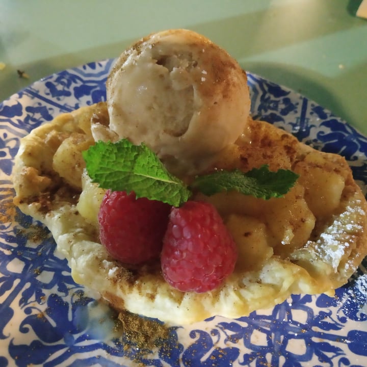 photo of Hakuna Matata Veggie Hojaldre de manzana con helado shared by @ailedail on  11 Aug 2021 - review
