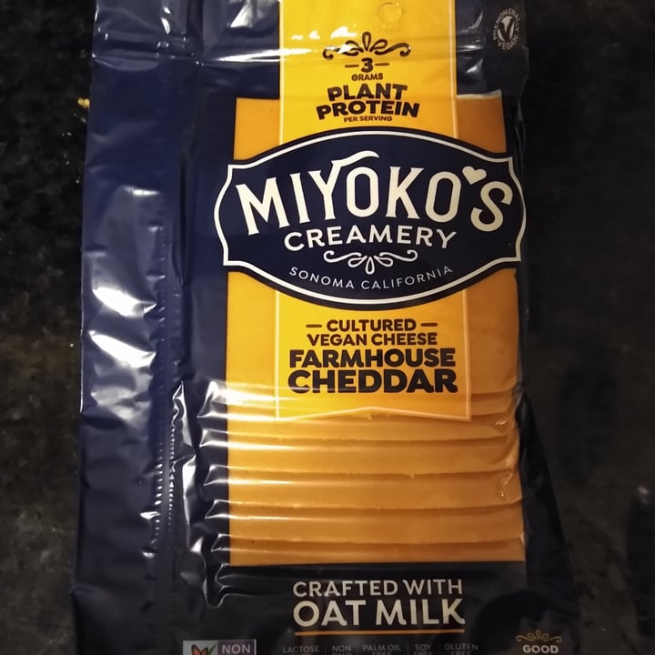 review photo of Miyoko's Creamery Cultured Vegan Farmhouse Cheddar Slices shared by @ialarmedalien on 26 Aug 2021 - review