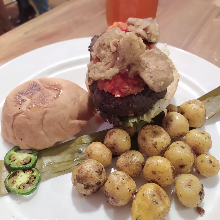 photo of Veggie Beans and Shakes Hamburguesa Vegan Burger shared by @saracuervo on  13 Nov 2021 - review