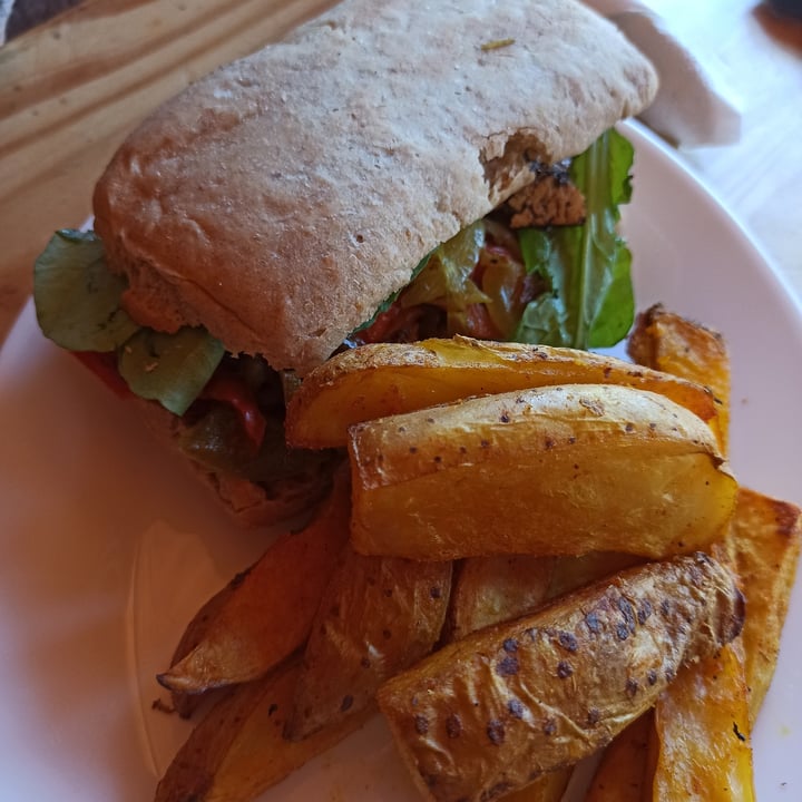 photo of Inefable Libros y Cafe Sandwich Vegano shared by @yazalmonacid on  15 Jan 2022 - review