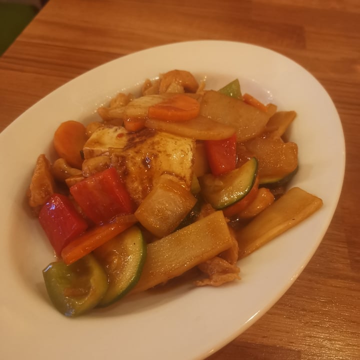 review photo of Vegebowl Paris "chicken" with cashew shared by @giuliazagni on 30 May 2022 - review