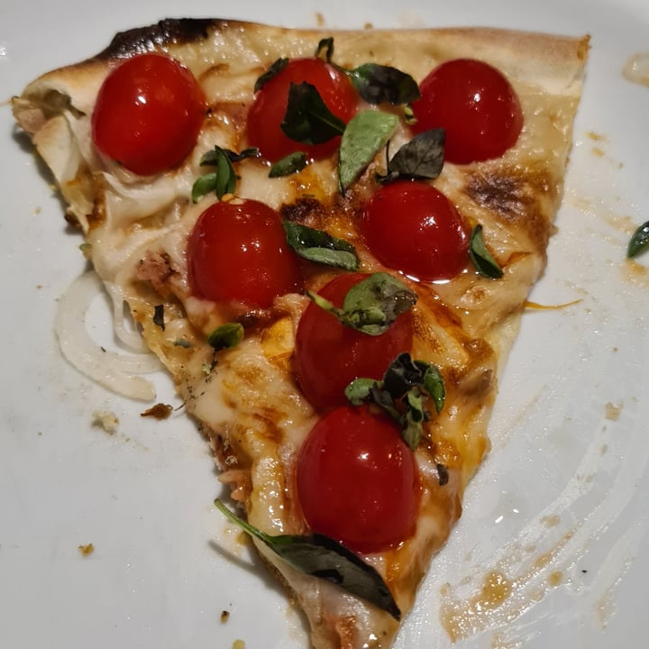 photo of Fratelli Basilico Pizzaria Vegana Pizza caprese shared by @vivianmaximo on  25 May 2022 - review
