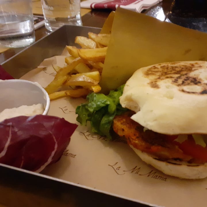 photo of La Mi Mama Burger di verdure con patatine fritte artigianali e maionese di soia shared by @marik on  07 Dec 2021 - review