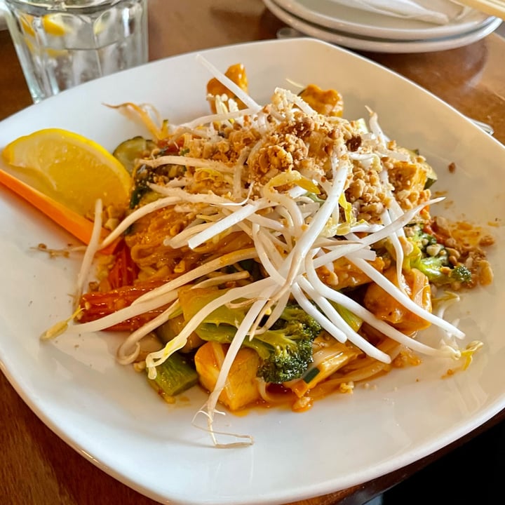 review photo of Queen Mother Café Pad Thai (veganized) shared by @simonfromtoronto on 04 Apr 2022 - review