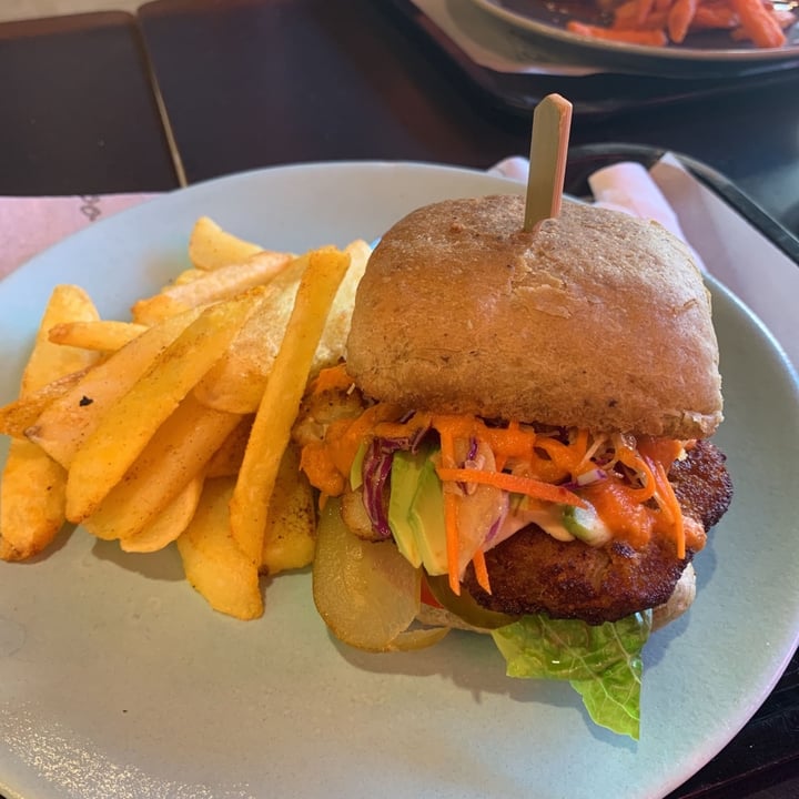 review photo of Bamboo Plant Power - Plant Based Vegan Restaurant Crispy Cauliflower burger shared by @simonesmouton on 16 Jan 2020 - review