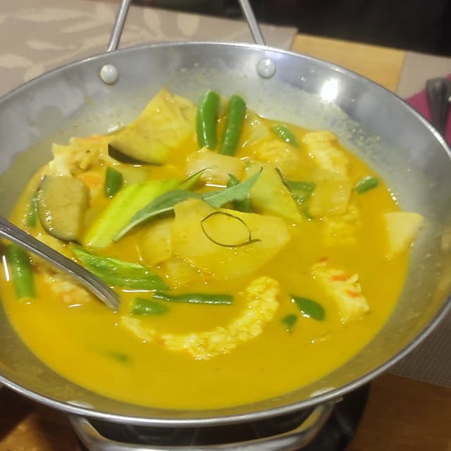Photo of the dish “gambas con salsa de curry amarillo”