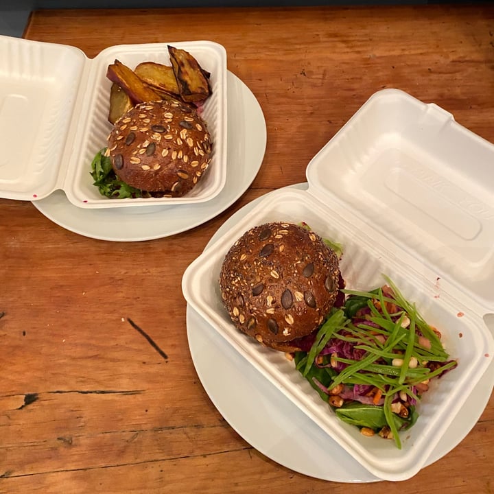 review photo of Lexi's Healthy Eatery Beyond burger shared by @veganmealprepsunday on 21 Jul 2021 - review
