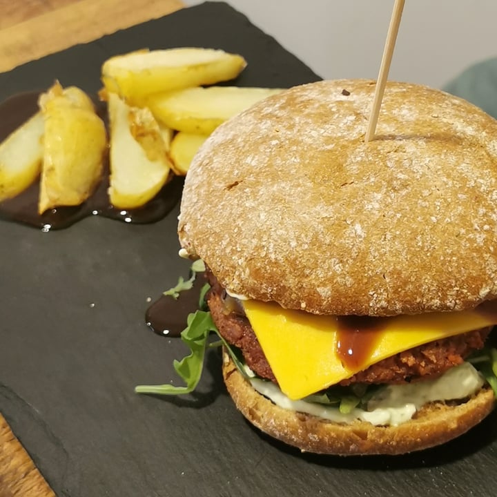 review photo of Enkuentro Cocina Natural Hamburguesa barbacoa shared by @veggieterranean on 12 Oct 2022 - review