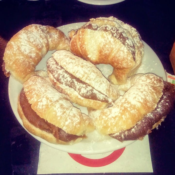 photo of Loving Hut Medialunas Con Dulce De Leche shared by @alexis-furioso on  01 Jan 2021 - review